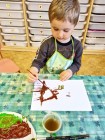"Jen si, děti, všimněte, ... že se již předškoláci připravují k zápisu!"