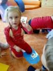 "Jen si, děti, všimněte, ... že se již předškoláci připravují k zápisu!"