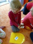 "Jen si, děti, všimněte, ... že se již předškoláci připravují k zápisu!"