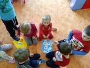 "Jen si, děti, všimněte, ... že se již předškoláci připravují k zápisu!"