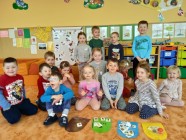 "Jen si, děti, všimněte, ... že se již předškoláci připravují k zápisu!"