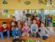 "Jen si, děti, všimněte, ... že se již předškoláci připravují k zápisu!"