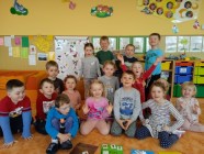 "Jen si, děti, všimněte, ... že se již předškoláci připravují k zápisu!"