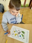 "Jen si, děti, všimněte, ... že se již předškoláci připravují k zápisu!"