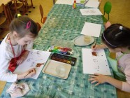 "Jen si, děti, všimněte, ... že se již předškoláci připravují k zápisu!"