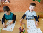 "Jen si, děti, všimněte, ... že se již předškoláci připravují k zápisu!"