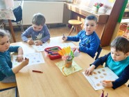"Jen si, děti, všimněte, ... že se již předškoláci připravují k zápisu!"