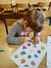"Jen si, děti, všimněte, ... že se již předškoláci připravují k zápisu!"