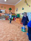 "Jen si, děti, všimněte, ... že se již předškoláci připravují k zápisu!"