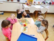 "Jen si, děti, všimněte, ... že se již předškoláci připravují k zápisu!"