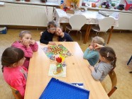 "Jen si, děti, všimněte, ... že se již předškoláci připravují k zápisu!"