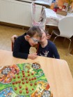 "Jen si, děti, všimněte, ... že se již předškoláci připravují k zápisu!"