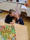 "Jen si, děti, všimněte, ... že se již předškoláci připravují k zápisu!"