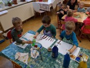 "Jen si, děti, všimněte, ... že se již předškoláci připravují k zápisu!"