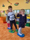 "Jen si, děti, všimněte, ... že se již předškoláci připravují k zápisu!"