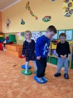 "Jen si, děti, všimněte, ... že se již předškoláci připravují k zápisu!"
