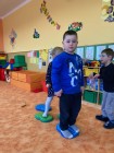 "Jen si, děti, všimněte, ... že se již předškoláci připravují k zápisu!"