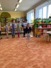 "Jen si, děti, všimněte, ... že se již předškoláci připravují k zápisu!"