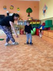 "Jen si, děti, všimněte, ... že se již předškoláci připravují k zápisu!"