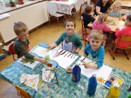 "Jen si, děti, všimněte, ... že se již předškoláci připravují k zápisu!"