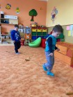 "Jen si, děti, všimněte, ... že se již předškoláci připravují k zápisu!"