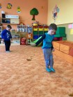 "Jen si, děti, všimněte, ... že se již předškoláci připravují k zápisu!"