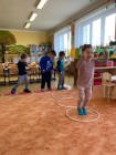 "Jen si, děti, všimněte, ... že se již předškoláci připravují k zápisu!"