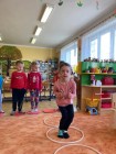 "Jen si, děti, všimněte, ... že se již předškoláci připravují k zápisu!"