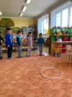 "Jen si, děti, všimněte, ... že se již předškoláci připravují k zápisu!"
