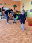 "Jen si, děti, všimněte, ... že se již předškoláci připravují k zápisu!"