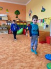 "Jen si, děti, všimněte, ... že se již předškoláci připravují k zápisu!"