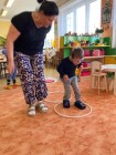 "Jen si, děti, všimněte, ... že se již předškoláci připravují k zápisu!"