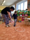"Jen si, děti, všimněte, ... že se již předškoláci připravují k zápisu!"