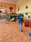 "Jen si, děti, všimněte, ... že se již předškoláci připravují k zápisu!"