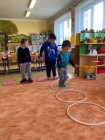 "Jen si, děti, všimněte, ... že se již předškoláci připravují k zápisu!"