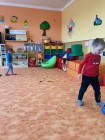 "Jen si, děti, všimněte, ... že se již předškoláci připravují k zápisu!"