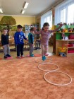 "Jen si, děti, všimněte, ... že se již předškoláci připravují k zápisu!"