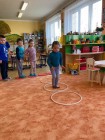 "Jen si, děti, všimněte, ... že se již předškoláci připravují k zápisu!"