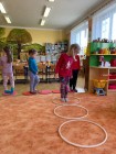 "Jen si, děti, všimněte, ... že se již předškoláci připravují k zápisu!"