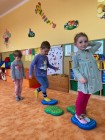 "Jen si, děti, všimněte, ... že se již předškoláci připravují k zápisu!"