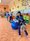 "Jen si, děti, všimněte, ... že se již předškoláci připravují k zápisu!"