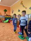 "Jen si, děti, všimněte, ... že se již předškoláci připravují k zápisu!"