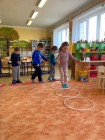 "Jen si, děti, všimněte, ... že se již předškoláci připravují k zápisu!"
