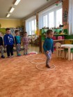 "Jen si, děti, všimněte, ... že se již předškoláci připravují k zápisu!"