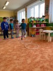 "Jen si, děti, všimněte, ... že se již předškoláci připravují k zápisu!"