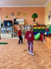 "Jen si, děti, všimněte, ... že se již předškoláci připravují k zápisu!"