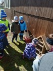 "Jen si, děti, všimněte, ... že se již předškoláci připravují k zápisu!"
