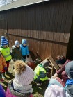 "Jen si, děti, všimněte, ... že se již předškoláci připravují k zápisu!"