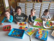 "Jen si, děti, všimněte, ... že se již předškoláci připravují k zápisu!"