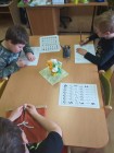 "Jen si, děti, všimněte, ... že se již předškoláci připravují k zápisu!"